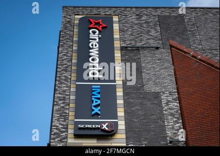 Watford, Großbritannien. 8. April 2021. Beschilderung für den Kinokomplex Cineworld im Einkaufszentrum Atria Watford (ehemals Intu Watford) in Watford High Street, Hertfordshire. Das Unternehmen gab vor kurzem einen jährlichen Verlust von 2,2 Mrd. £bekannt, und es bestehen Bedenken hinsichtlich seiner Zukunft, da das Unternehmen aufgrund der anhaltenden Coronavirus-Pandemie einen Umsatzrückgang von 80 % verzeichnete. Während nicht unbedingt erforderliche Geschäfte am 12. April gemäß dem Fahrplan der britischen Regierung wieder eröffnet werden, werden die Kinos am 17. Mai wieder eröffnet. Kredit: Stephen Chung / Alamy Live Nachrichten Stockfoto