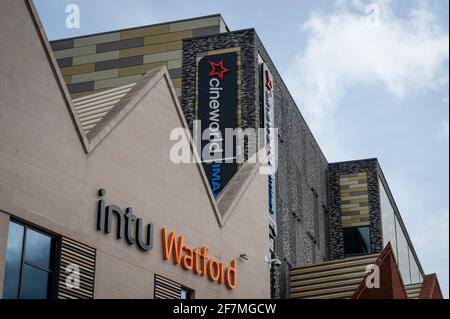 Watford, Großbritannien. 8. April 2021. Beschilderung für den Kinokomplex Cineworld im Einkaufszentrum Atria Watford (ehemals Intu Watford) in Watford High Street, Hertfordshire. Das Unternehmen gab vor kurzem einen jährlichen Verlust von 2,2 Mrd. £bekannt, und es bestehen Bedenken hinsichtlich seiner Zukunft, da das Unternehmen aufgrund der anhaltenden Coronavirus-Pandemie einen Umsatzrückgang von 80 % verzeichnete. Während nicht unbedingt erforderliche Geschäfte am 12. April gemäß dem Fahrplan der britischen Regierung wieder eröffnet werden, werden die Kinos am 17. Mai wieder eröffnet. Kredit: Stephen Chung / Alamy Live Nachrichten Stockfoto