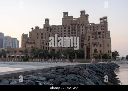 'Sharjah, Sharjah/Vereinigte Arabische Emirate - 11/7/2020: Sheraton Hotel an der Golfküste bei Sonnenaufgang. Ein luxuriöses Hotel mit Aufenthaltsti Stockfoto