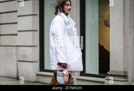 LONDON, Großbritannien - Februar 16 2019: Frauen auf der Straße in London. Stockfoto