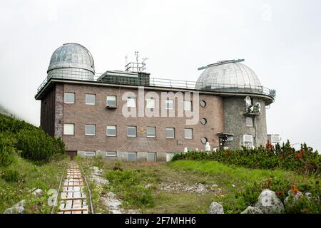 Astronomische und meteorologische Sternwarte in der Nähe von Skalnate pleso oder tarn oder See in der Hohen Tatra, Slowakei. Stockfoto