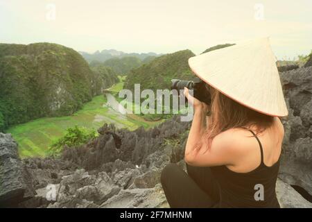 Fotograf asiatische Frau mit slr Kamera professionelle Fotografie in Ninh Binh, Vietnam Stockfoto