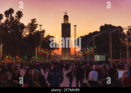 Marrakesch, Marokko - 23. Dezember 2017: Blick auf das Minarett der Kutubiyya-Moschee bei Sonnenuntergang. Die Kutubiyya Moschee ist die größte Moschee in Marrakesch Stockfoto