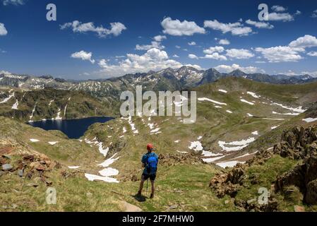 Certaskan Cirque von der Nähe des Certaskan Pass im Sommer gesehen (Alt Pirineu Naturpark, Katalonien, Spanien, Pyrenäen) ESP: Circo de Certaskan en verano Stockfoto