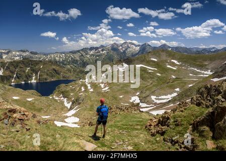 Certaskan Cirque von der Nähe des Certaskan Pass im Sommer gesehen (Alt Pirineu Naturpark, Katalonien, Spanien, Pyrenäen) ESP: Circo de Certaskan en verano Stockfoto