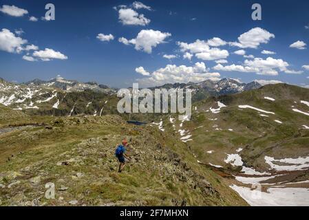 Certaskan Cirque von der Nähe des Certaskan Pass im Sommer gesehen (Alt Pirineu Naturpark, Katalonien, Spanien, Pyrenäen) ESP: Circo de Certaskan en verano Stockfoto