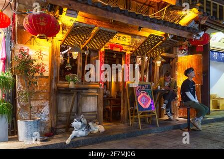 Dali, China - 25. April 2019: Ein charakteristisches Restaurant am Abend in der Altstadt. Die Altstadt ist als Touristenort bekannt geworden Stockfoto