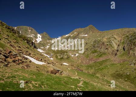 Certaskischer Gipfel von der Nähe des Certaskischen Sees aus gesehen (Naturpark Alt Pirineu, Katalonien, Spanien, Pyrenäen) ESP: Vistas del Pic de Certaskan (Pirineos) Stockfoto