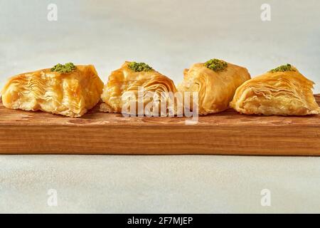 Süßigkeiten arabisch Dessert Baklava, Kunafa, Kadayif mit Pistazien Nüsse und Käse. Nahaufnahme Stockfoto