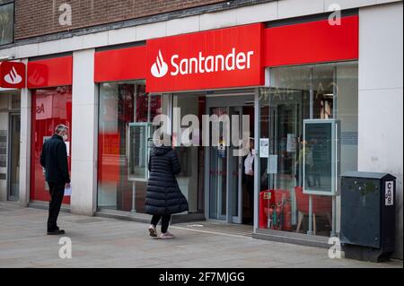 Watford, Großbritannien. 8. April 2021. Das Äußere von Santander in der Watford High Street, Hertfordshire. Das Unternehmen kündigte kürzlich an, 111 seiner Filialen von 563 auf 452 zu schließen. Das Unternehmen hat eine Liste veröffentlicht, welche Filialen bis August 2021 geschlossen werden sollen. Diese Niederlassung in Watford wird bis jetzt geöffnet bleiben. Kredit: Stephen Chung / Alamy Live Nachrichten Stockfoto