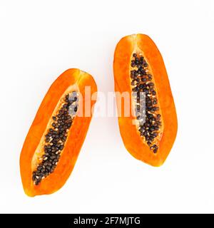 Zwei Hälfte der Papaya-Frucht auf weißem Hintergrund. Flach liegend. Draufsicht. Stockfoto