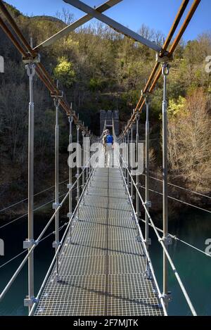 Congost de Mont-rebei Schlucht, in der Montsec Bergkette, mit einigen Wanderern über eine Brücke zur Schlucht (Lleida, Katalonien, Spanien, Pyrenäen) Stockfoto