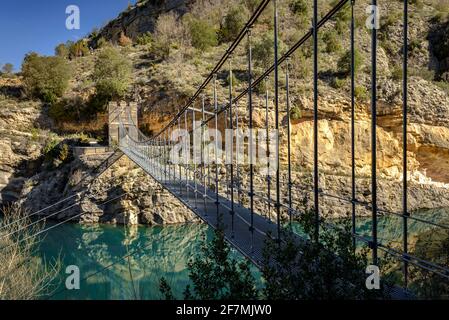 Congost de Mont-rebei Schlucht, in der Montsec Bergkette, mit einigen Wanderern über eine Brücke zur Schlucht (Lleida, Katalonien, Spanien, Pyrenäen) Stockfoto