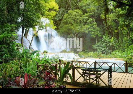 Die Wasserfälle von Kuang Si in Luang Prabang Laos. Langzeitbelichtung. Schöner Wasserfall im wilden Dschungel Stockfoto