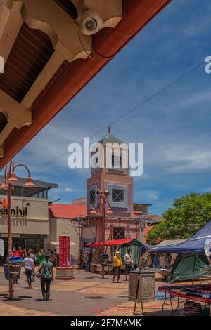 WINDHOEK, NAMIBIA - 18. JAN 2021: Windhoek Downtown, Blick von der Fußgängerzone mit Menschen, die entlang gehen Stockfoto