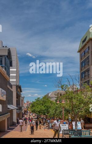 WINDHOEK, NAMIBIA - 18. JAN 2021: Windhoek Downtown, Blick von der Fußgängerzone mit Menschen, die entlang gehen Stockfoto
