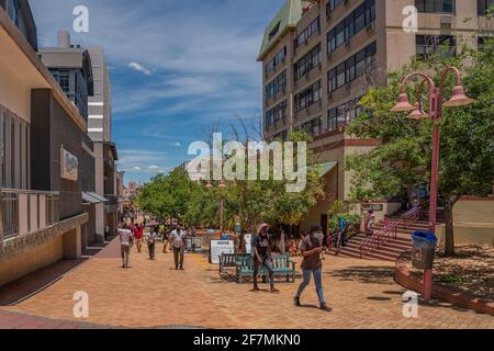WINDHOEK, NAMIBIA - 18. JAN 2021: Windhoek Downtown, Blick von der Fußgängerzone mit Menschen, die entlang gehen Stockfoto