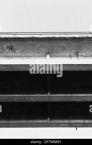 Blick von unten auf die Viadana-Brücke über den Po-Fluss, Italien Stockfoto