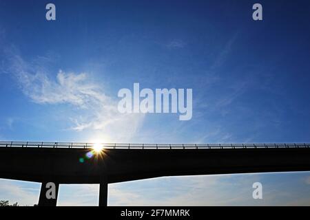 Blick von unten auf die Viadana-Brücke über den Po-Fluss, Italien Stockfoto