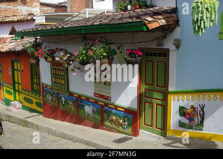 Traditionell eingerichtete Häuser in Guatape, Kolumbien Stockfoto