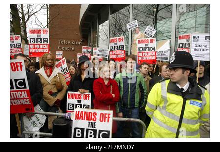 Mitarbeiter der BBC White City) inszenierte eine Walkout-Demo. Um 12 Uhr heute zur gleichen Zeit wie Mitarbeiter der BBC-Zentren im ganzen Land.Bild David Sandison 5/2/2004 Stockfoto