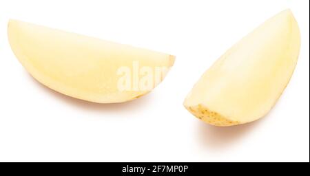 Kartoffel in Keile geschnitten, gewaschen und mit der Haut. Isoliert auf weißem Hintergrund. Stockfoto