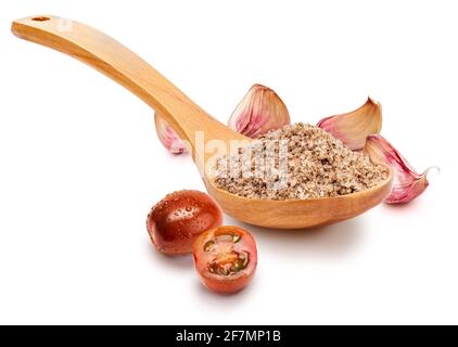 Feines weißes Salz mit Tomaten und Knoblauch in Holzlöffel (Sammlung von Salzsorten). Isoliert auf weißem Hintergrund. Rustikale Optik. Stockfoto