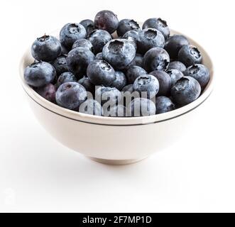 Frische und rohe Heidelbeeren mit Wassertropfen. In einer weißen Schüssel und bereit zum Essen. Isoliert mit Kopierbereich. Stockfoto