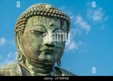 Der große Buddha, Daibutsu, Kotoku-in Buddhistischer Tempel. Große bronzene Amida Buddhismus Statue mit blauem Himmel gefunden in Kamakura, Kanagawa, Japan. Stockfoto