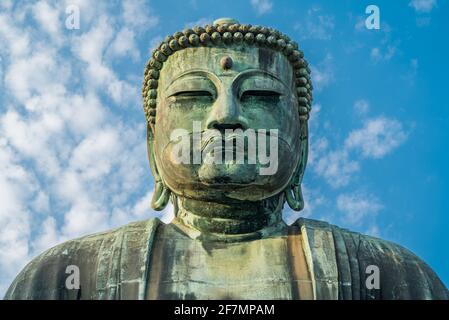 Der große Buddha, Daibutsu, Kotoku-in Buddhistischer Tempel. Große bronzene Amida Buddhismus Statue mit blauem Himmel gefunden in Kamakura, Kanagawa, Japan. Stockfoto