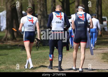 Varese, Italien. April 2021. Drei Mitglieder der GB Rowing Men's Eight, während der Trainingseinheit am 1. Tag bei den Europameisterschaften im Rudergebiet am 8. April 2021 in Varese, Italien Credit: Mickael Chavet/Alamy Live News Stockfoto