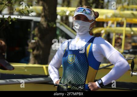 Varese, Italien. April 2021. Mitglied des ukrainischen Frauen-Ruderteams während der Trainingseinheit am 1. Tag der Rudereuropameisterschaft am 8. April 2021 in Varese, Italien Credit: Mickael Chavet/Alamy Live News Stockfoto