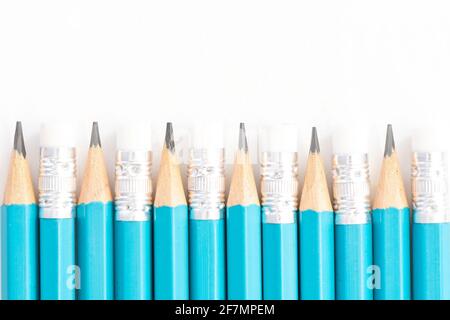 Nahaufnahme von blauen Bleistiften, die auf weißem Hintergrund isoliert sind, mit Kopierfläche oben. Zurück zum Schulkonzept Stockfoto