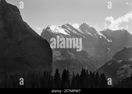 Das wilde Sefinental von der Wengernalp, mit dem Schwarzmönch auf der linken Seite und dem Gspaltenhorn dahinter: Berner Alpen, Schweiz. S/w-Version Stockfoto