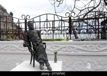 Die Skulptur des Schriftstellers Anton Tschechow im Frühling, Gursuf Stockfoto