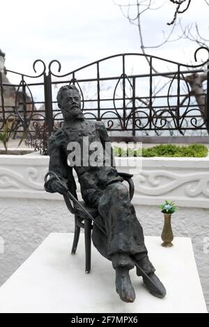 Die Skulptur des Schriftstellers Tschechow im Frühling, Gursuf Stockfoto