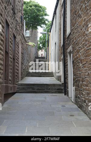 Stromness ist eine kleine Stadt mit einem reizvollen Hafen, geschützt vom Atlantik durch die Insel Hoy an der Westküste des Festlandes von Orkney Stockfoto