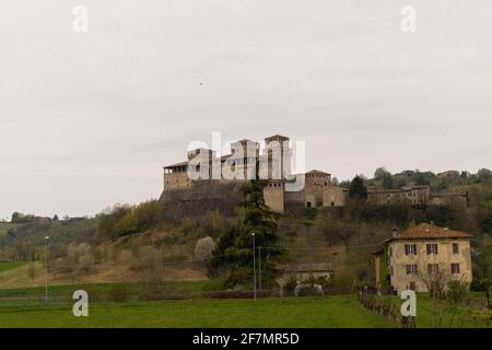 Blick auf das Schloss Torrechiara. Torrechiara, Parma, Italien Stockfoto