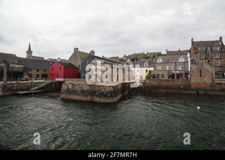 Stromness ist eine kleine Stadt mit einem reizvollen Hafen, geschützt vom Atlantik durch die Insel Hoy an der Westküste des Festlandes von Orkney Stockfoto