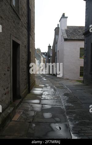Stromness ist eine kleine Stadt mit einem reizvollen Hafen, geschützt vom Atlantik durch die Insel Hoy an der Westküste des Festlandes von Orkney Stockfoto