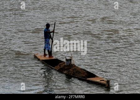 Itamaraju, bahia / brasilien - 3. september 2008: Das Boot transportiert den Sand, der vom Jucurucu-Fluss in der Gemeinde Itamaraju gesammelt wurde. *** Stockfoto