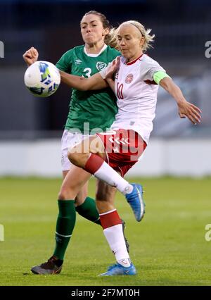 Megan Connolly (links) der Republik Irland und Pernille aus Dänemark kämpfen beim internationalen Freundschaftsspiel der Frauen im Tallaght Stadium in Dublin härter um den Ball. Bilddatum: Donnerstag, 4. April 2021. Siehe PA-Geschichte SOCCER Republic Women. Das Foto sollte lauten: Brian Lawless/PA Wire. EINSCHRÄNKUNGEN: Nur redaktionelle Verwendung, keine kommerzielle Nutzung ohne vorherige Zustimmung des Rechteinhabers. Stockfoto