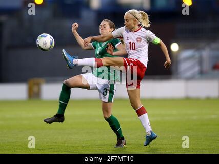 Megan Connolly (links) der Republik Irland und Pernille aus Dänemark kämpfen beim internationalen Freundschaftsspiel der Frauen im Tallaght Stadium in Dublin härter um den Ball. Bilddatum: Donnerstag, 4. April 2021. Siehe PA-Geschichte SOCCER Republic Women. Das Foto sollte lauten: Brian Lawless/PA Wire. EINSCHRÄNKUNGEN: Nur redaktionelle Verwendung, keine kommerzielle Nutzung ohne vorherige Zustimmung des Rechteinhabers. Stockfoto