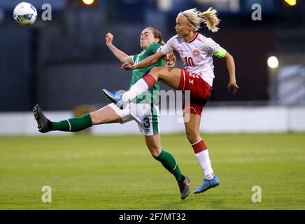 Megan Connolly (links) der Republik Irland und Pernille aus Dänemark kämpfen beim internationalen Freundschaftsspiel der Frauen im Tallaght Stadium in Dublin härter um den Ball. Bilddatum: Donnerstag, 4. April 2021. Siehe PA-Geschichte SOCCER Republic Women. Das Foto sollte lauten: Brian Lawless/PA Wire. EINSCHRÄNKUNGEN: Nur redaktionelle Verwendung, keine kommerzielle Nutzung ohne vorherige Zustimmung des Rechteinhabers. Stockfoto