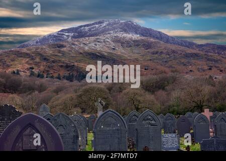 Der Berg Moel Hebog hier von der St. Mary's Church in Beddgelert im Snowdonia Nationalpark aufgenommen. Stockfoto