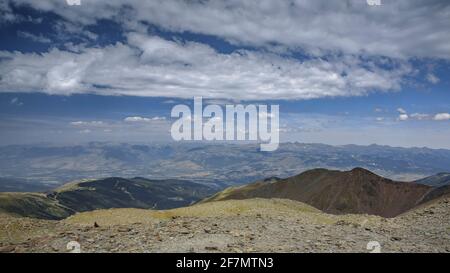 Pyrenees Orientales im Sommer vom Gipfel des Puigmal (Ripollès, Katalonien, Spanien, Pyrenäen) ESP: Vistas del Pirineo Oriental en verano, España Stockfoto