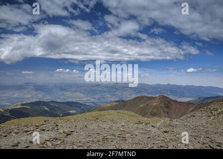 Pyrenees Orientales im Sommer vom Gipfel des Puigmal (Ripollès, Katalonien, Spanien, Pyrenäen) ESP: Vistas del Pirineo Oriental en verano, España Stockfoto