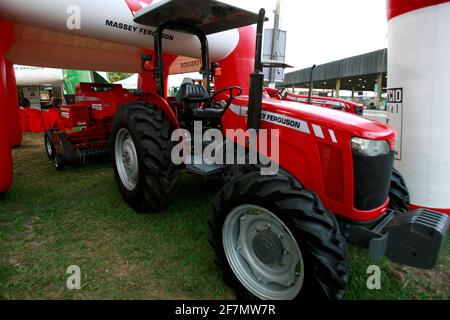 salvador, bahia / brasilien - 3. dezember 2014: Landwirtschaftliche Maschinen und Traktoren sind auf einer Landwirtschaftsmesse in der Stadt Salvado zu sehen Stockfoto