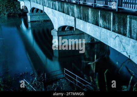 Brückenkonstruktion in Stahlbeton über Fluss Stockfoto