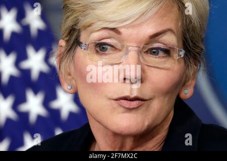 Washington, Vereinigte Staaten Von Amerika. April 2021. Die US-Energieministerin Jennifer Granholm spricht am 8. April 2021 bei einer Pressekonferenz im Weißen Haus in Washington. Quelle: Yuri Gripas/Pool via CNP, weltweite Nutzung Quelle: dpa/Alamy Live News Stockfoto